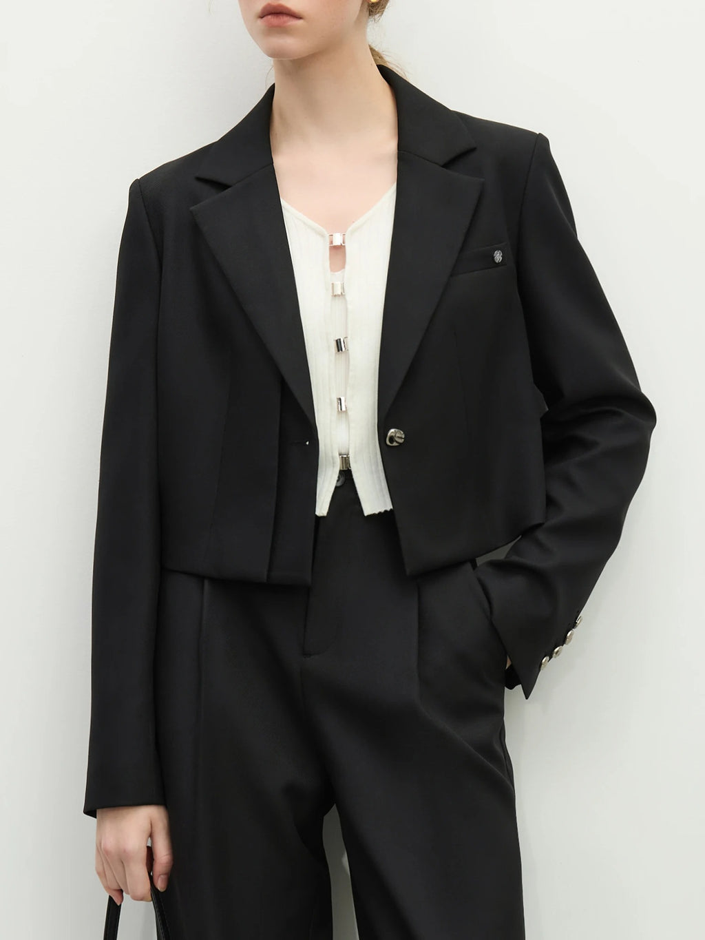 Noiré – Cropped Tailored Blazer